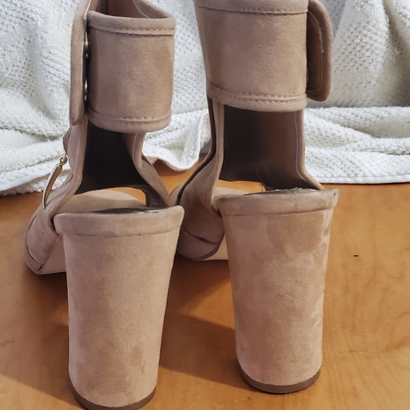 Guess - Picture 3 of 4